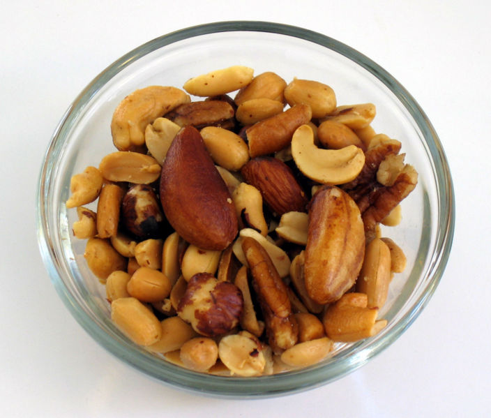 704px-Mixed_nuts_small_white1